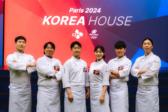 파리 올림픽 코리아하우스 개관식 만찬 행사에 참여한 '퀴진케이' 영셰프 6인. CJ제일제당 제공